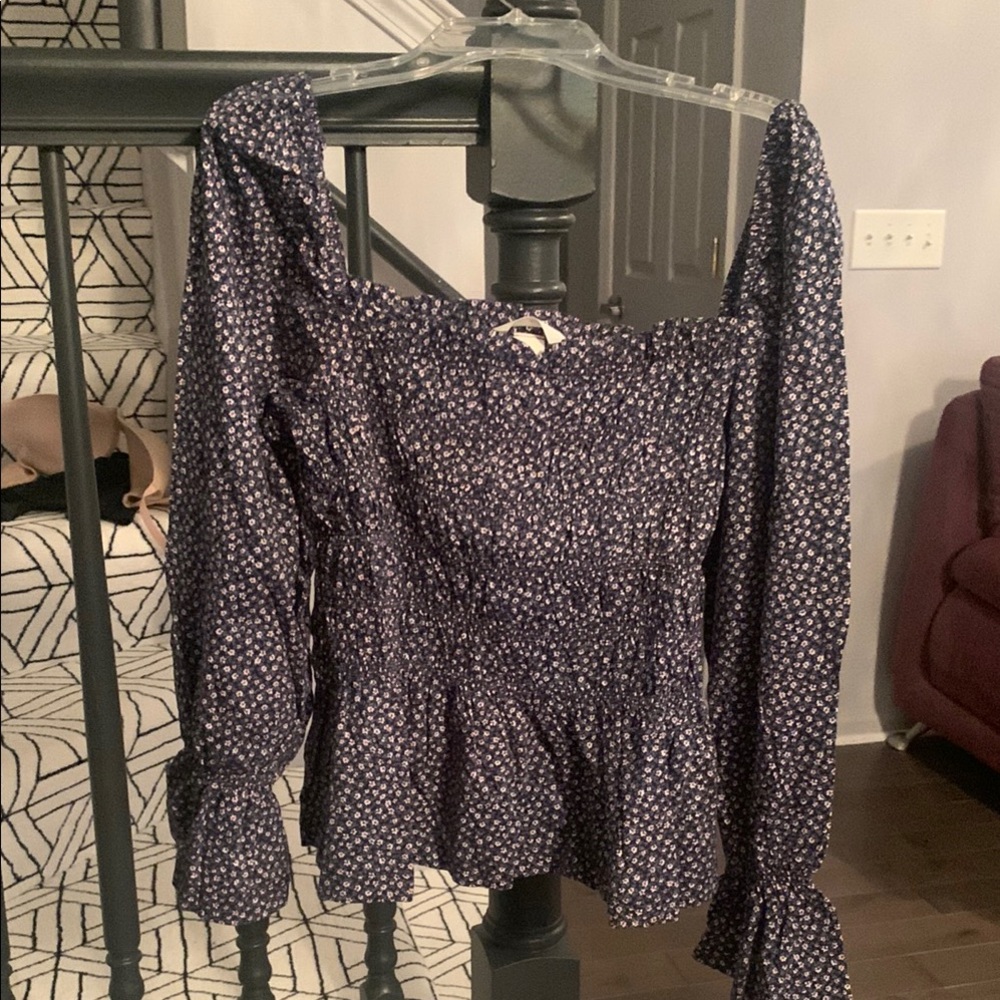 NWT H&M Ruffled Puff Sleeve Blouse. Stretchy.